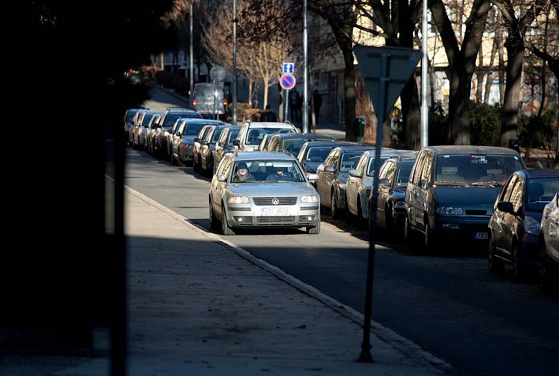 Pokut za špatné parkování v okolí porodnice u Obilního trhu v centru Brna přibývá. Město chce v Údolní ulici zavést krátkodobé placené parkování.