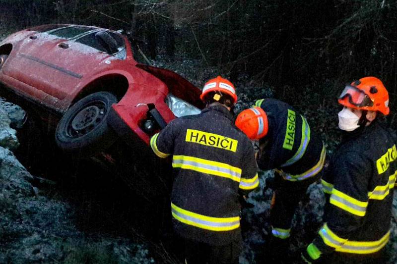 Jihomoravští hasiči zasahovali u několika nehod na zasněžených silnicích. Například na silnici I/53 u obce Dobšice a na silnici I/50 u Holubic.