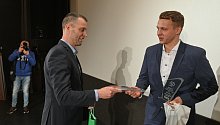 Vedoucí sportovní redakce Deníku Rovnost Jaroslav Kára (vlevo) předává ocenění sympaťáka roku 2023 brankáři tišnovských fotbalistů Janu Herinkovi. 