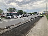 Hustý provoz zpomalil v pondělí ráno dopravu v brněnské Hněvkovského ulici. Začala tam oprava vozovky.