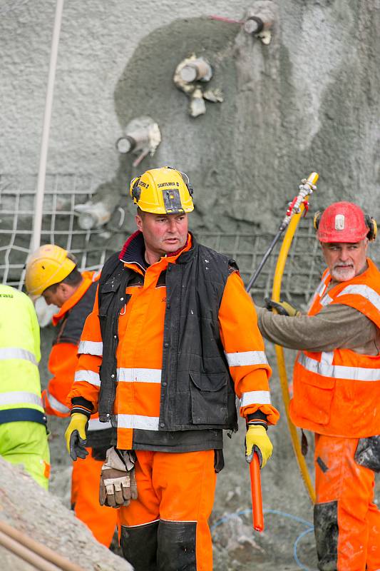 Díky budovanému tramvajovému tunelu se silnice vedle trati rozšíří na čtyři pruhy a zanikne známé úzké hrdlo, které vede ke každodenním dlouhým dopravním zácpám.