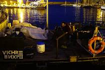 Brněnští mořeplavci, kteří se rozhodli přeplout Středozemní moře, měli potíže na Korsice. Úřady si mysleli, že tři dobrodruzi chtěli na lodi z PET lahví doplout z Elby do Alžírska, aby se tam připojili k džihádistům.