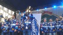 Tým hokejové Komety slavil mistrovský titul spolu s tisíci fanoušky na brněnském Zelném trhu.
