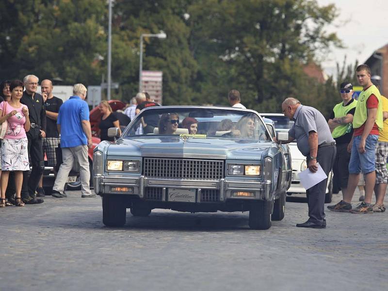 Desítky historických aut a motorek v sobotu lidé obdivovali v Tišnově a Lomnici na Brněnsku. Konal se tam šestnáctý ročník Přehlídky elegance historických vozidel.