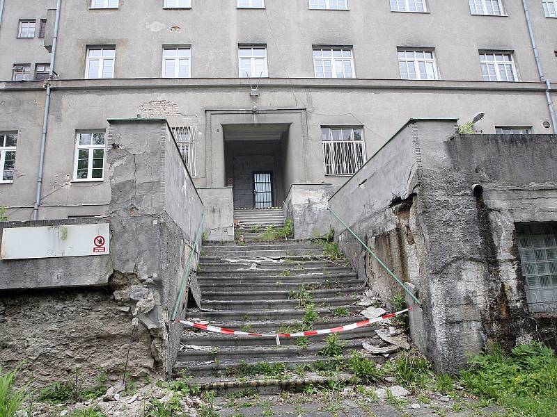 Bývalá léčebna dlouhodobě nemocných v lese poblíž Bílovic nad Svitavou tři roky poté, co ji Fakultní nemocnice Brno musela zavřít.