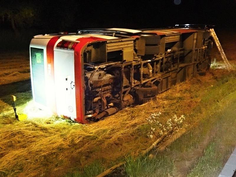 U brněnských Jehnic se v noci ze středy na čtvrtek převrátil autobus noční linky.