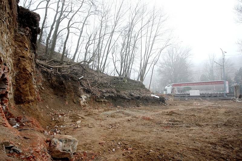 Rozšíření problémového dopravního špuntu v brněnské Žabovřeské ulici předchází v těchto dnech úklid a příprava okolí na stavbu, která může začít už příští rok.