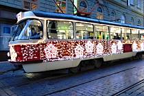 Osvětlená tramvaj, betlém i vánoční výzdoba přinesly do ulic Brna adventní atmosféru