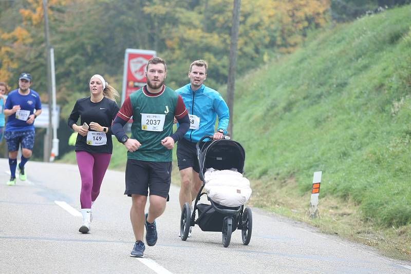 Letos okolo Brněnské přehrady běželo přes tisíc běžců. Posedmé zvítězil Jiří Homoláč.