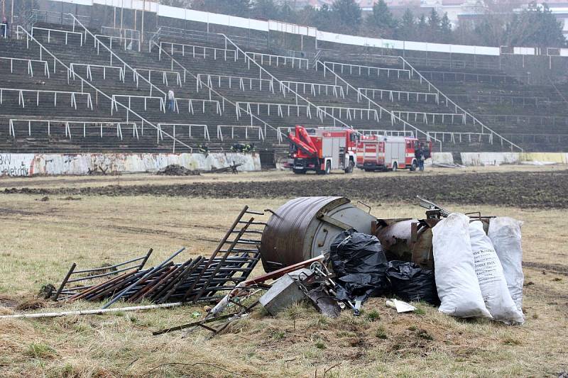 Mlha, déšť, bláto a vítr. Tak vypadá nedělní dopoledne v Brně. Nic z toho však neodradí skalní fanoušky brněnského fotbalového klubu Zbrojovka, aby přišli a přiložili ruku k dílu. Společnými silami se totiž snaží opravit legendární stadion Za Lužánkami.