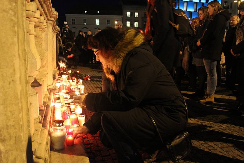 Na brněnském náměstí Svobody si lidé připomněli zapálením svíček Jana Palacha. Student se upálil přesně před půl stoletím.