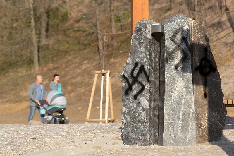 V Líšni někdo nasprejoval na kašnu a lavičky hákový kříž a další nacistické symboly.