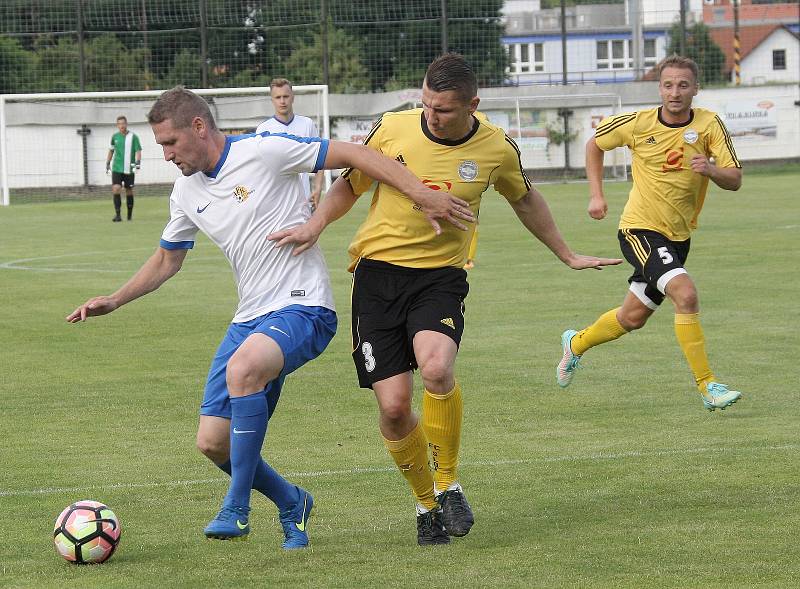 Tišnov (v bílých dresech) v neděli v předkole Mol Cupu porazil Rosice v přestřelce 5:4 po prodloužení.