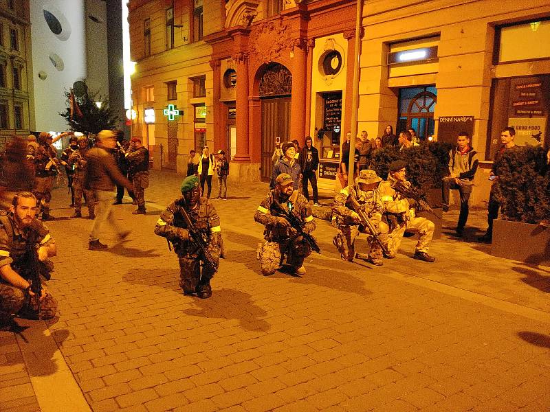 Brnem se prošly desítky děsivých zombie. Další ročník Zombie Walk Brno přilákal i stovky pozorovatelů v ulicích města.