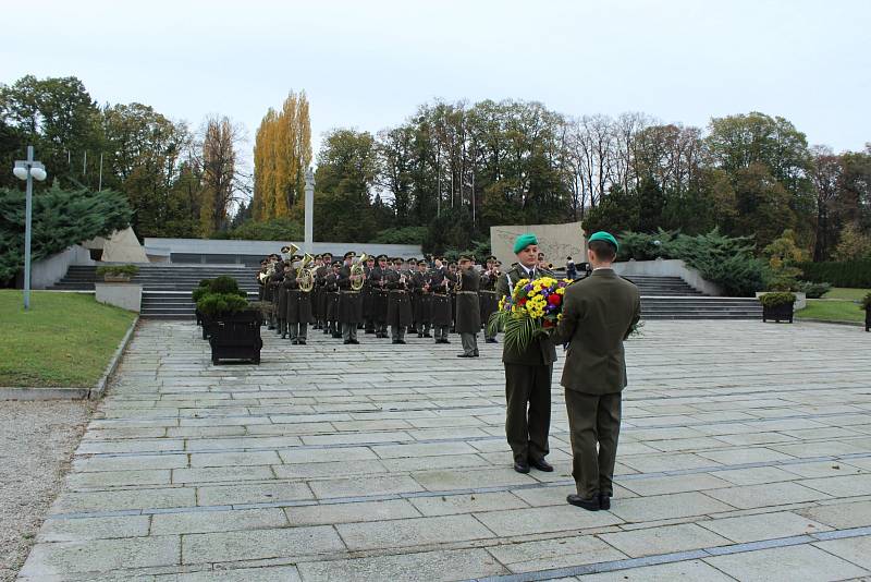 Rumunská velvyslankyně Carmen-Liliana Burlacu při příležitosti Dne Armády Rumunska vzdala hold padlým rumunským vojákům, kteří se podíleli na osvobozování Brna a tehdejšího Československa při pietním aktu u pomníku rumunských hrdinů na Ústředním hřbitově.