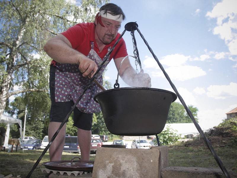 Již popáté se v okolí sokolovny v Lelekovicích na Brněnsku lidé sešli při soutěži Lelešus.