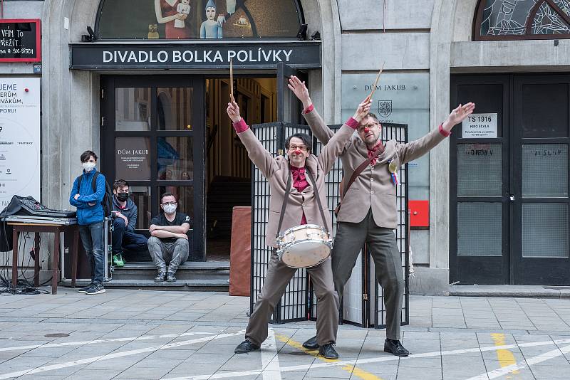 Kultura je taky služba. To je výzva Mezinárodního divadelního ústavu, ke které se připojilo také Divadlo Bolka Polívky. V tomto týdnu je tak možné potkat náhodně na ulici živá divadelní představení nebo skeče.