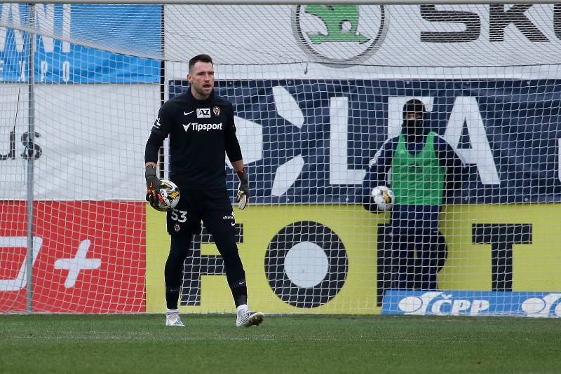 Brněnští fotbalisté (v červeném) uhráli v Mladé Boleslavi bezbrankovou remízu.