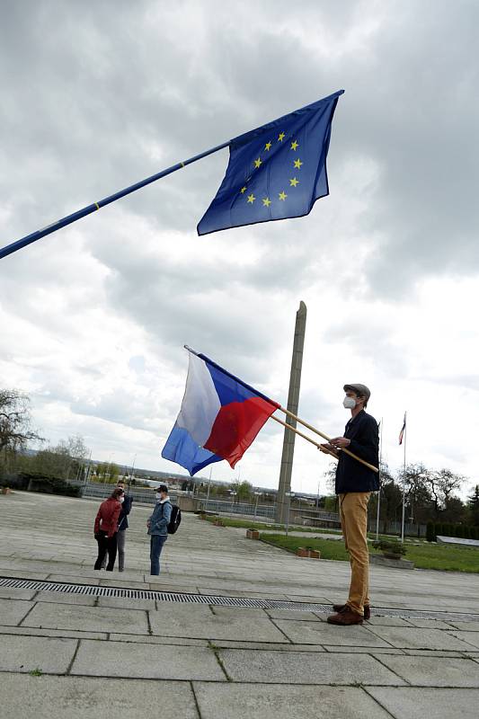 Čeští příznivci motorkářského gangu Noční vlci, který pochází z Ruska, uspořádali pietní akt na brněnském Ústředním hřbitově. K mohyle v části, kde jsou pohřbeni sovětští a rumunští vojáci, kteří padli v bojích o Brno.