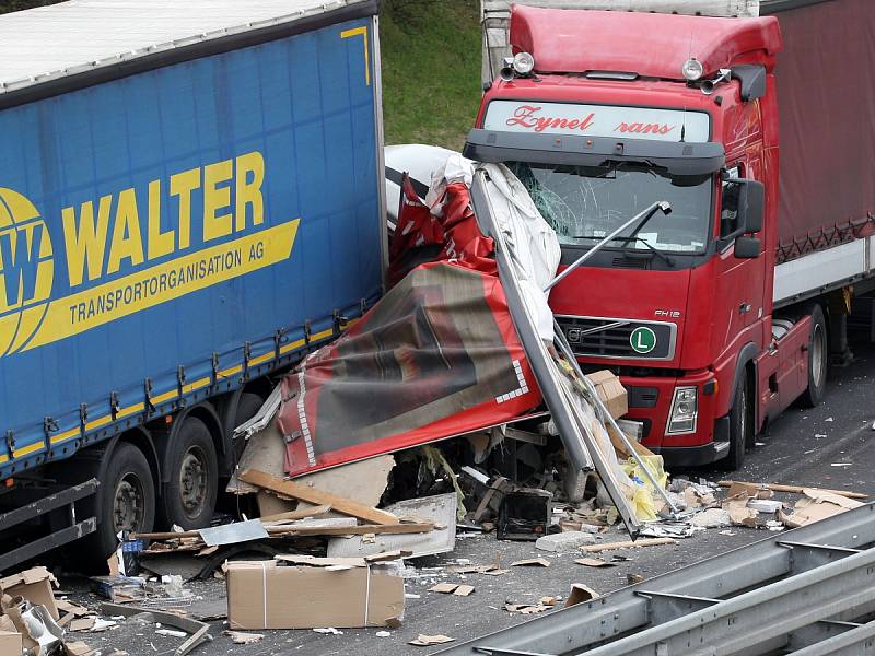 Hromadná nehoda kamionů na dálnici D1 u Brna ve směru na Vyškov. Měla tragické následky.