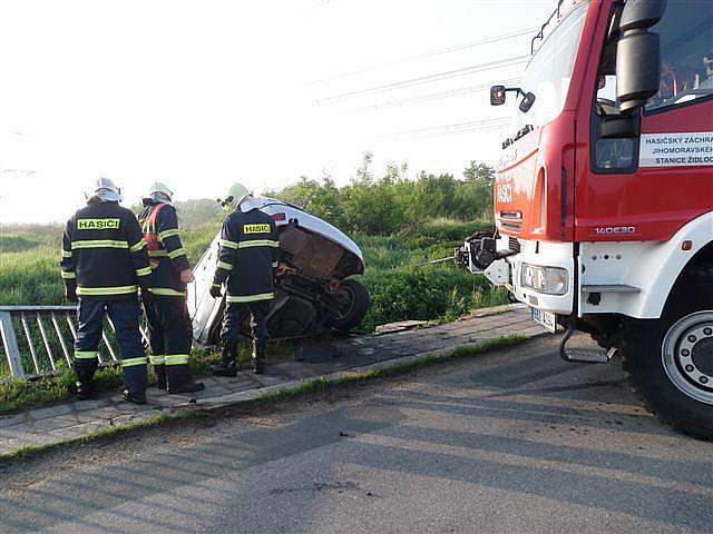 Nehoda osobního automobilu v Měníně.