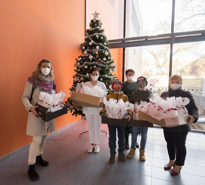 Ivančická speciální škola předala dárky zdravotníkům v ivančické nemocnci.