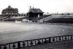 Pohled na dokončenou východní tribuna s hudebním pavilonem v roce 1922.