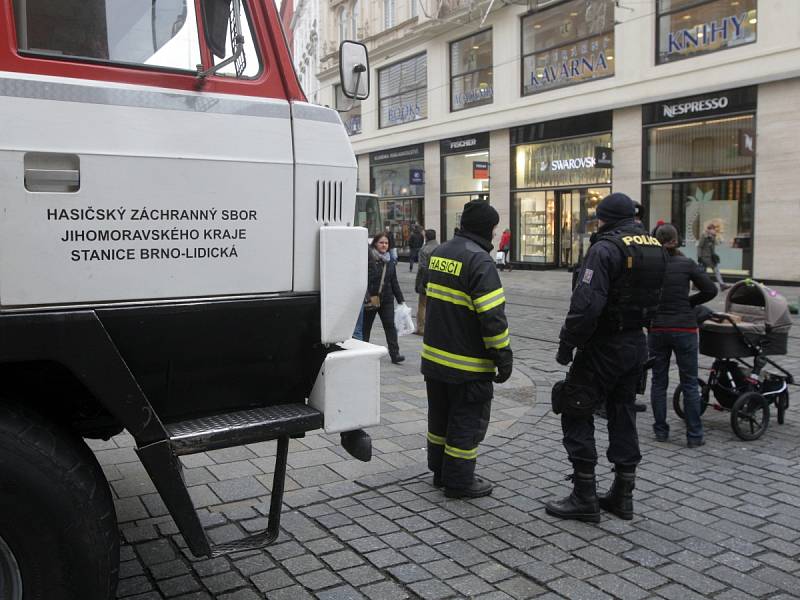 Vjezd na brněnské náměstí Svobody od středečního dopoledne blokuje hasičská cisterna a policejní dodávka. Důvod? Policisté stupňují bezpečnostní opatření zavedená v souvislosti s pondělním teroristickým útokem v Berlíně.