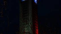Ve středu 16. února se rozzářily významné budovy napříč republikou sokolskými barvami u příležitosti 160 let od založení organizace. Na snímku je věž radnice v Ostravě.