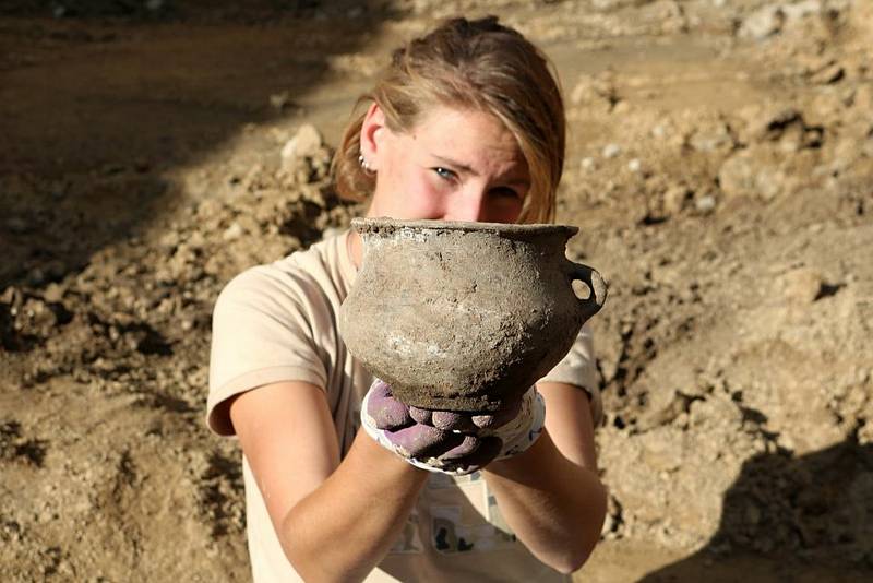 V Hvězdové ulici našli archeologové hrob muže ze starší doby bronzové.