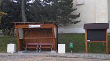 Ve Vlasaticích mají nové dřevěné autobusové zastávky.