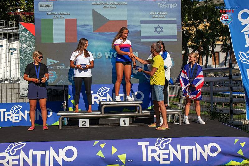 Windsurfařka Kristýna Piňosová vyhrála základní část iQFoiL Youth & Junior Games v Itálii.