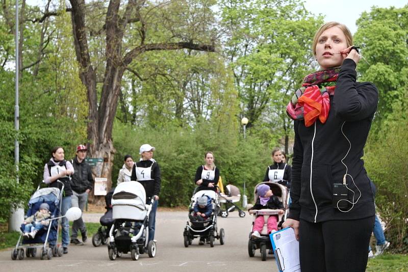 Brněnský park Lužánky v neděli zaplnili rodiče závodící s kočárky.