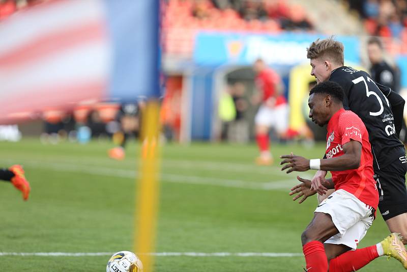 Fotbalisté Zbrojovky (v červeném) podlehli Jablonci 1:2.