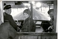 Veřejná doprava po válce. Autobusy chyběly, lidé jezdili v amerických Unrrech
