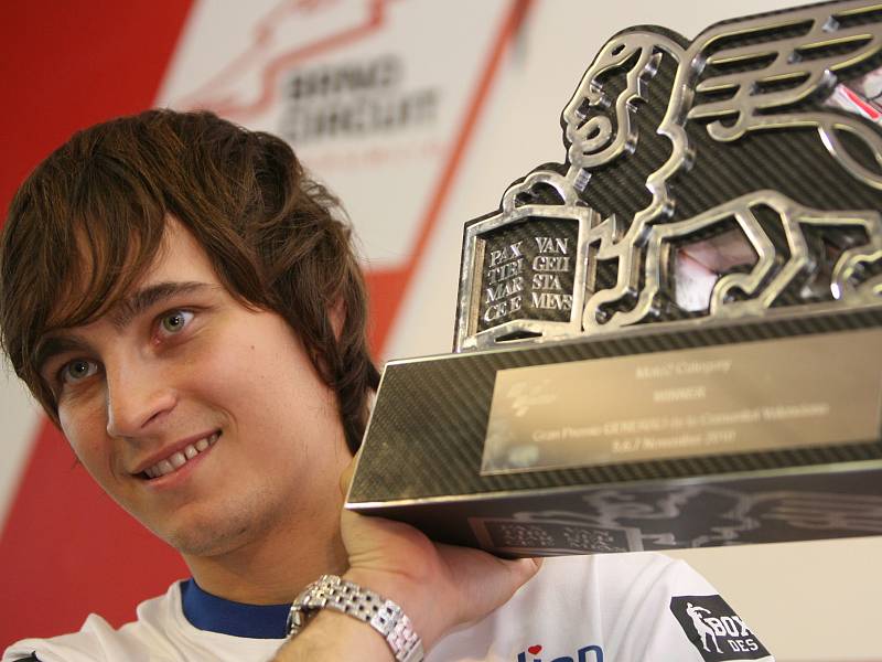 Karel Abraham s cenou pro vítěze závodu mistrovství světa silničních motocyklů. V roce 2010 triumfoval ve Velké ceně Valencie, což je největší úspěch českého motorsportu za poslední desítky let.