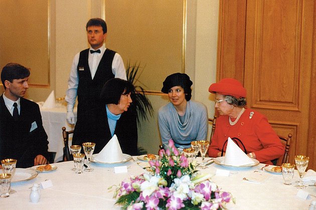 Hotel International v Brně navštívila v roce 1996 britská královna Alžběta II (vpravo).