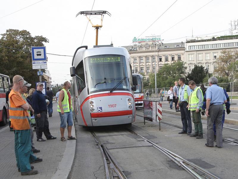 Vykolejená tramvaj číslo šest brzdila dopravu v centru Brna.