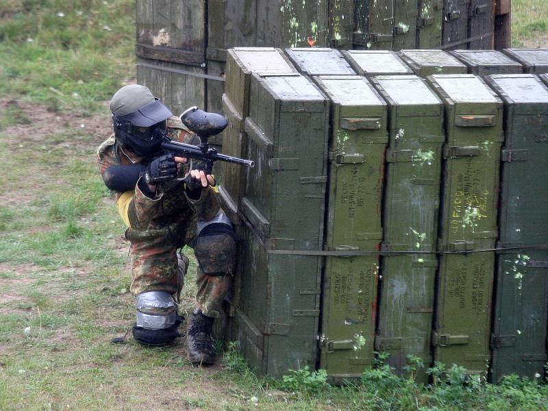 Army Day v Ořechově na Brněnsku. Zájemci se projeli v obrněném transportéru, lidé hráli i paintball.