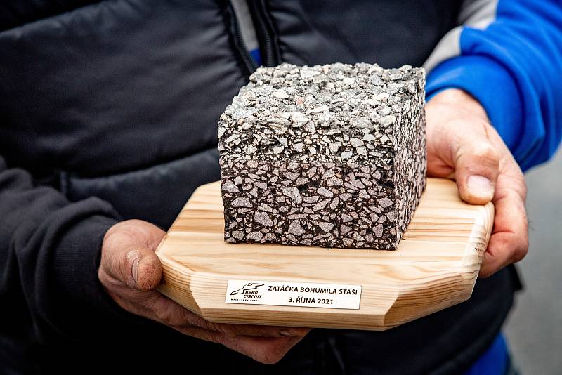 Bohumil Staša mladší byl u slavnostního ceremoniálu na Masarykově okruhu, při němž pojmenovali zatáčku po jeho slavném otci.