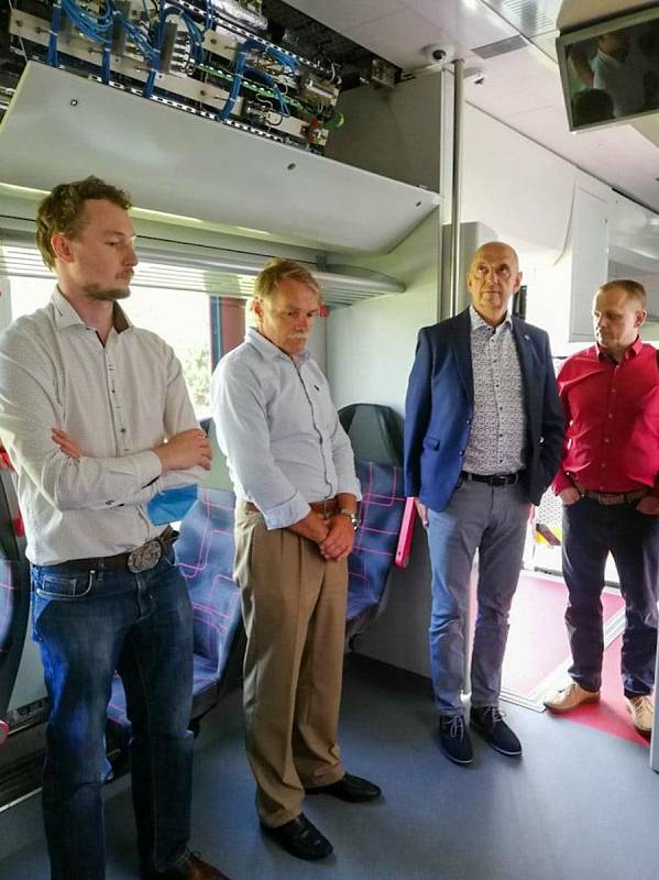 Pokračuje výroba 37 nových vlaků pro Jihomoravský kraj. Zástupci kraje se byli podívat, co už je hotové.