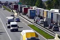 Dopravní nehody a blokování levého jízdního pruhu způsobily 14 kilometrovou kolonu na dálnici D1. Stalo se to v blízkosti 194. a 196. kilometru ve směru na Prahu.