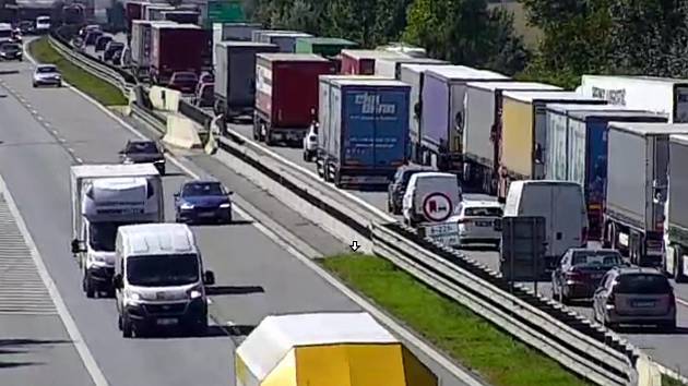 Dopravní nehody a blokování levého jízdního pruhu způsobily 14 kilometrovou kolonu na dálnici D1. Stalo se to v blízkosti 194. a 196. kilometru ve směru na Prahu.