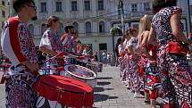 Letní evropské hry handicapované mládeže Emil Open začaly ve středu slavnostním zahajovacím ceremoniálem, na němž nechyběl průvod vlajkonošů, pochod bubeníků centrem Brna ani tradiční benefiční show Jana Krause Z očí do očí.