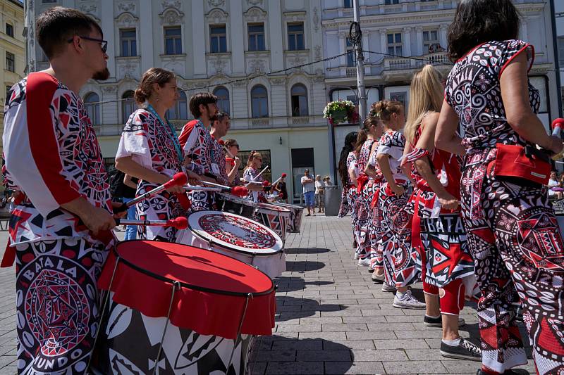 Letní evropské hry handicapované mládeže Emil Open začaly ve středu slavnostním zahajovacím ceremoniálem, na němž nechyběl průvod vlajkonošů, pochod bubeníků centrem Brna ani tradiční benefiční show Jana Krause Z očí do očí.