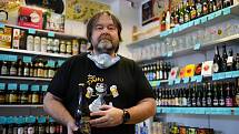 Majitel brněnské pivotéky U Modrého lva Jiří Wiesner zaznamenal za pandemie vyšší prodeje na sídlišti, ale velký propad v centru města. Už deset let nabízí pivním fajnšmekrům stovky druhů piv.