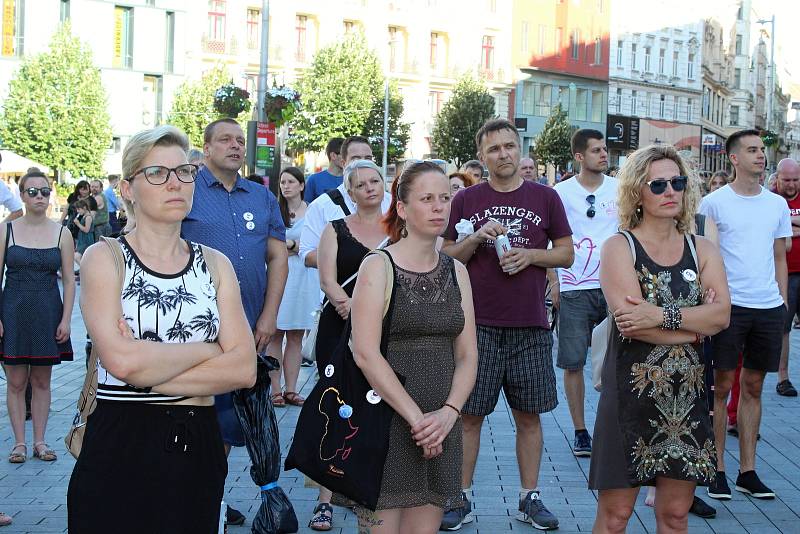 Stovky lidí přišly ve čtvrtek v podvečer na brněnské náměstí Svobody uctít oběti komunismu.