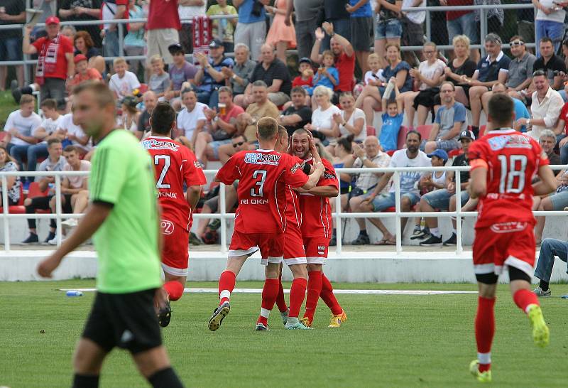 Utkání mezi TJ Start Brno (v červeném) proti TJ Rajhradice. Na snímku Micův gól na 1-0.