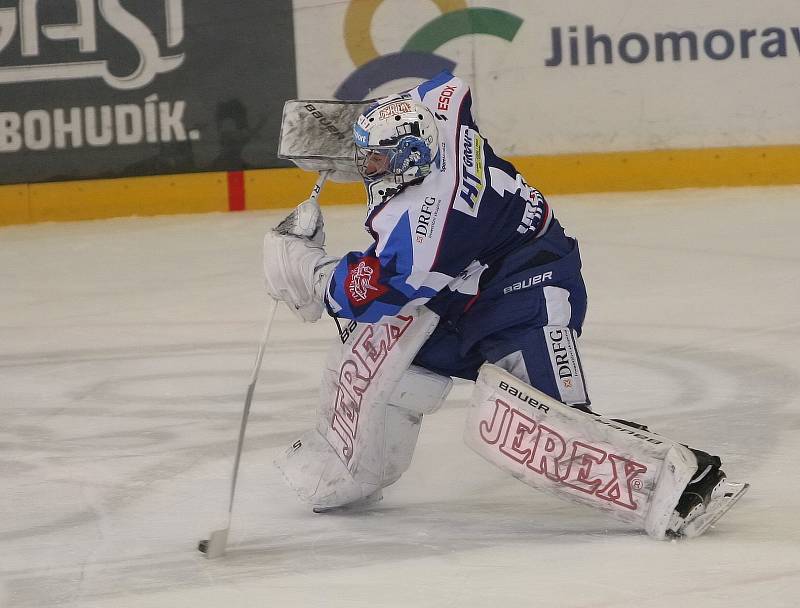 Hokejisté brněnské Komety (v modrém) v posledním 52. kole základní části extraligy přehráli poslední Litvínov 4:0.