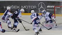 Hokejisté brněnské Komety (v bílém) vyhráli i třetí utkání semifinále play-off extraligy nad Plzní, tentokrát 3:2, a v sérii vedou už 3:0 na zápasy.